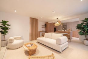 HostWise - Stylish & Spacious Flat near the Beach
